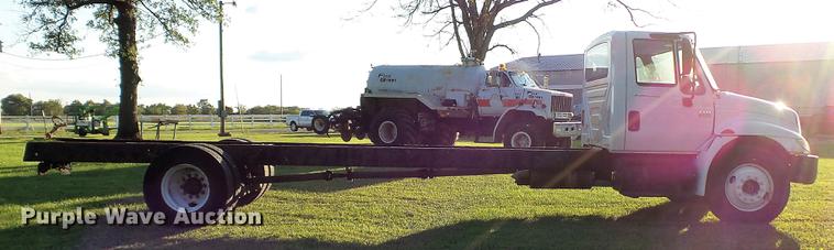 image for item DD7396 2005 International 4300 truck cab and chassis