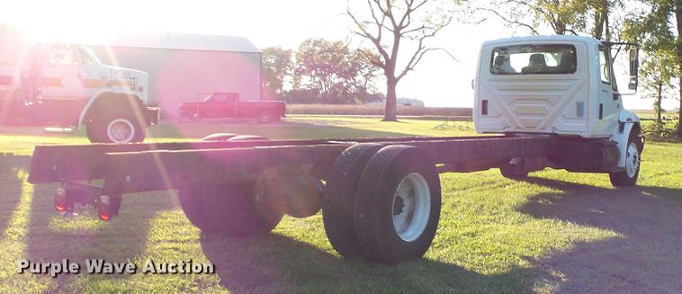 image for item DD7396 2005 International 4300 truck cab and chassis