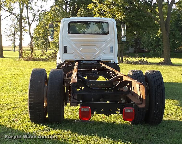 image for item DD7396 2005 International 4300 truck cab and chassis