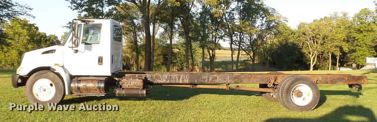 image for item DD7396 2005 International 4300 truck cab and chassis