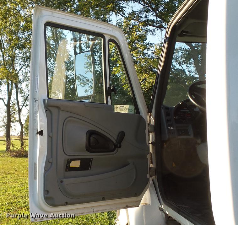 image for item DD7396 2005 International 4300 truck cab and chassis