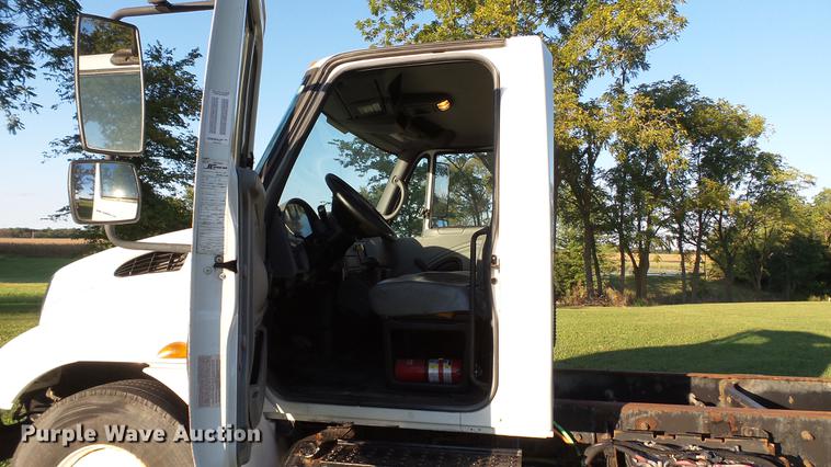 image for item DD7396 2005 International 4300 truck cab and chassis