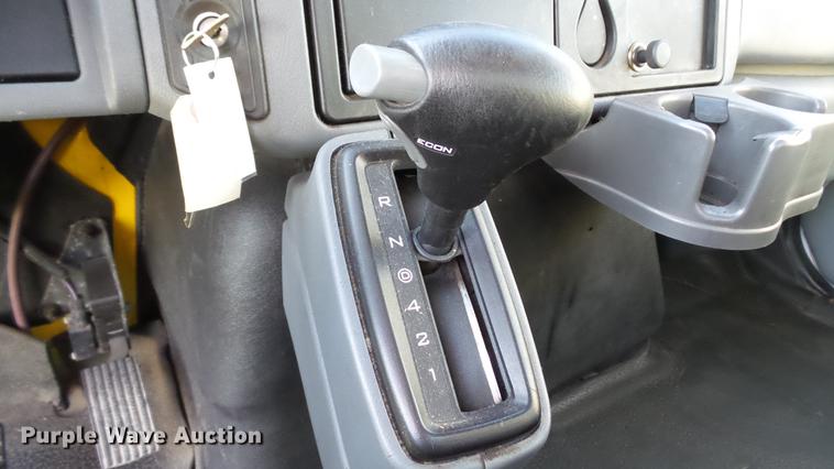 image for item DD7396 2005 International 4300 truck cab and chassis