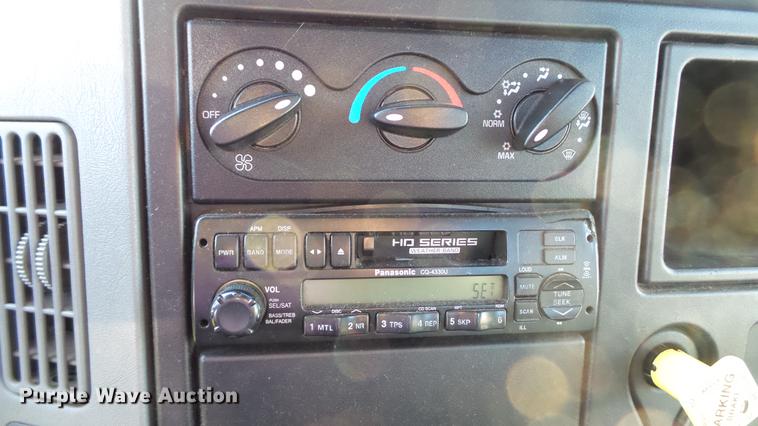 image for item DD7396 2005 International 4300 truck cab and chassis