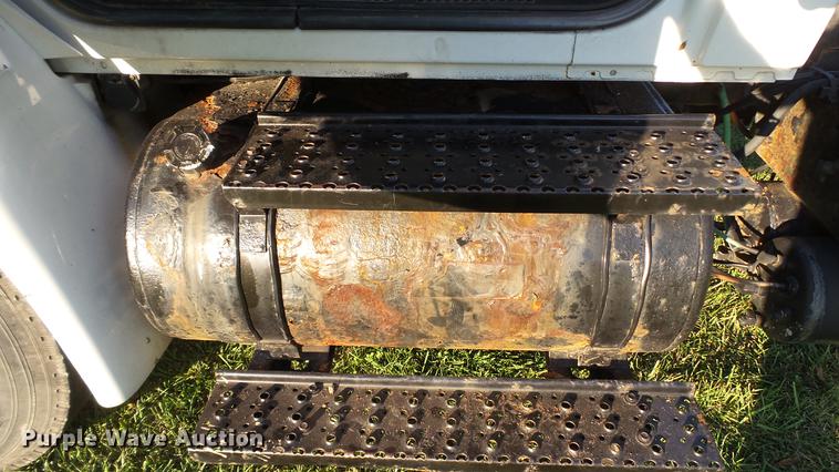 image for item DD7396 2005 International 4300 truck cab and chassis