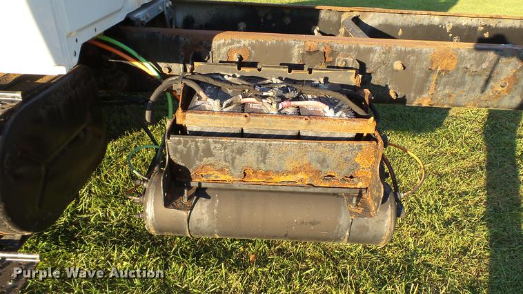 image for item DD7396 2005 International 4300 truck cab and chassis