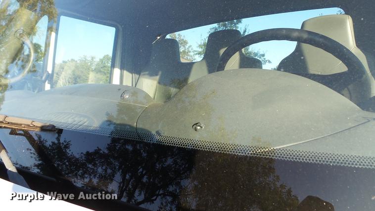 image for item DD7396 2005 International 4300 truck cab and chassis