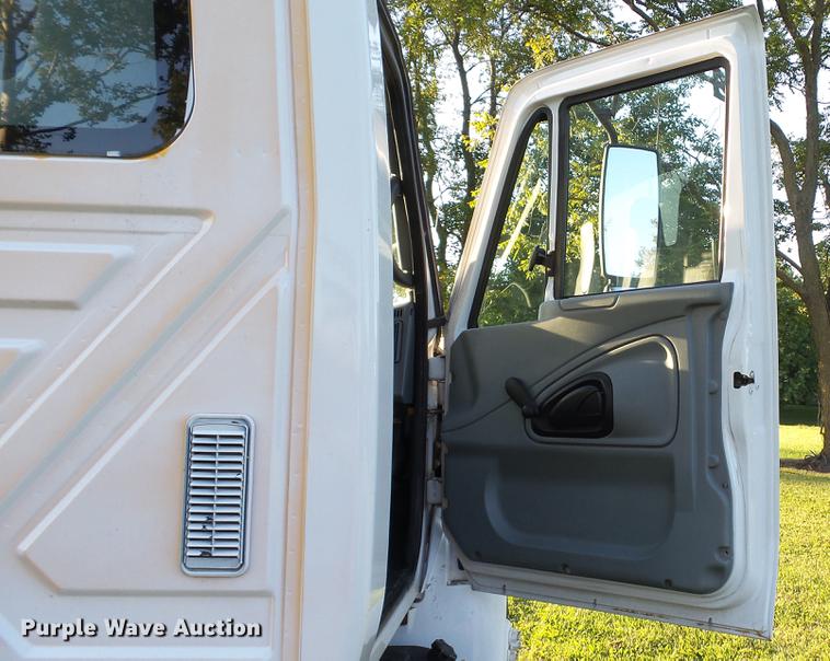 image for item DD7396 2005 International 4300 truck cab and chassis