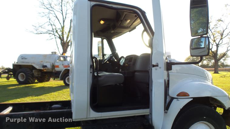 image for item DD7396 2005 International 4300 truck cab and chassis