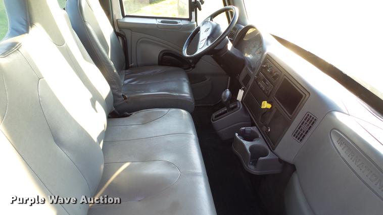 image for item DD7396 2005 International 4300 truck cab and chassis