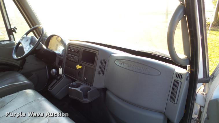 image for item DD7396 2005 International 4300 truck cab and chassis
