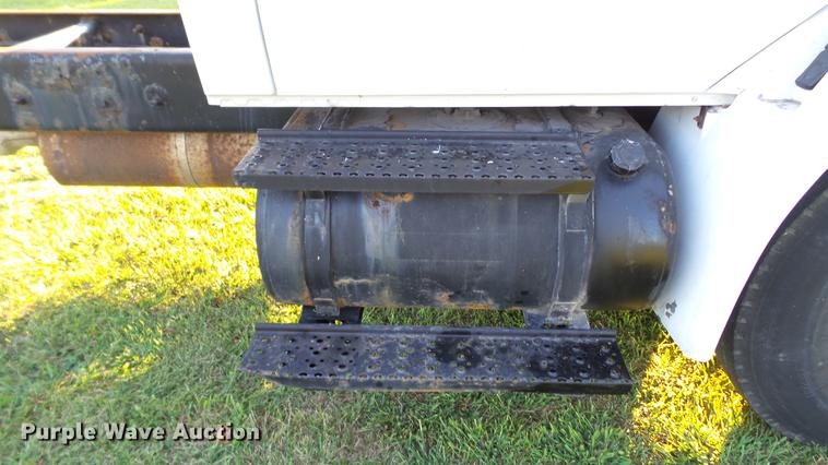 image for item DD7396 2005 International 4300 truck cab and chassis