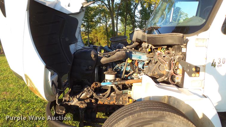 image for item DD7396 2005 International 4300 truck cab and chassis