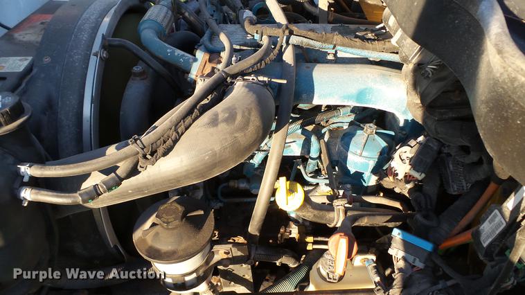 image for item DD7396 2005 International 4300 truck cab and chassis