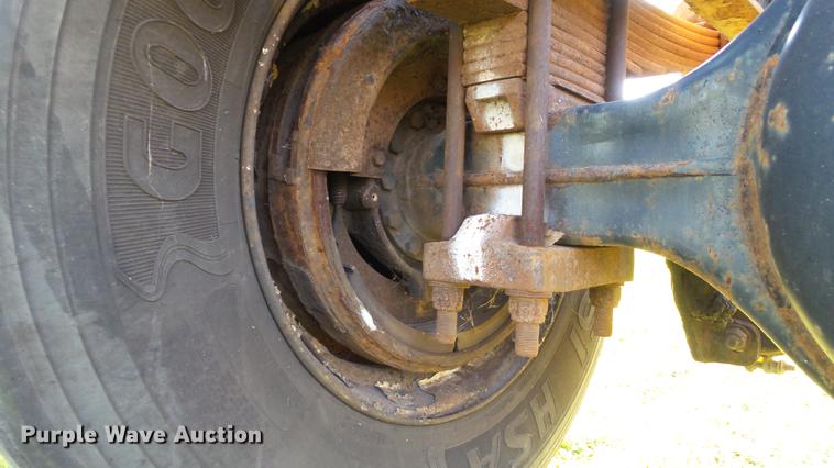 image for item DD7396 2005 International 4300 truck cab and chassis