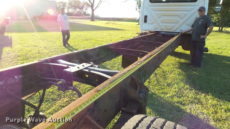 image for item DD7396 2005 International 4300 truck cab and chassis