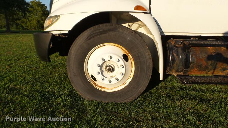 image for item DD7396 2005 International 4300 truck cab and chassis