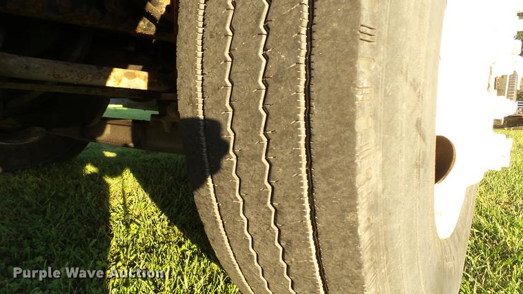 image for item DD7396 2005 International 4300 truck cab and chassis