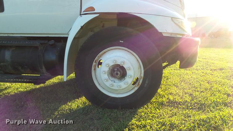 image for item DD7396 2005 International 4300 truck cab and chassis