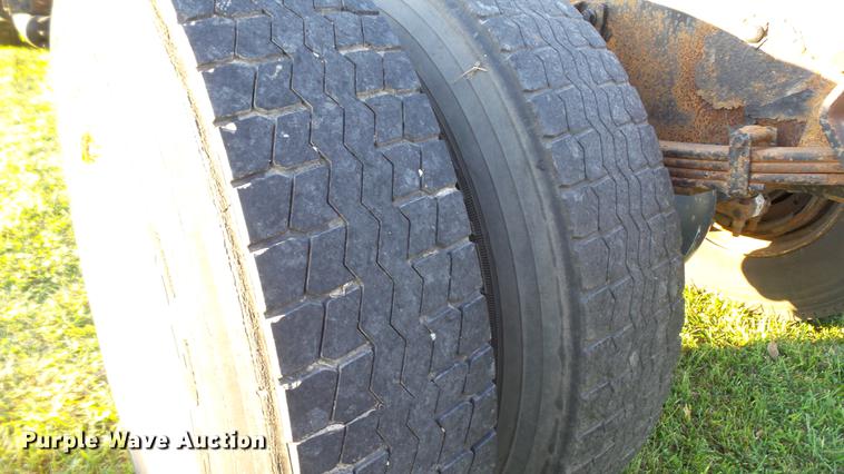 image for item DD7396 2005 International 4300 truck cab and chassis