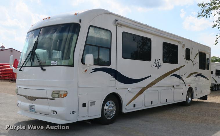 image for item DE3825 2005 Freightliner Alfa Seeya RV
