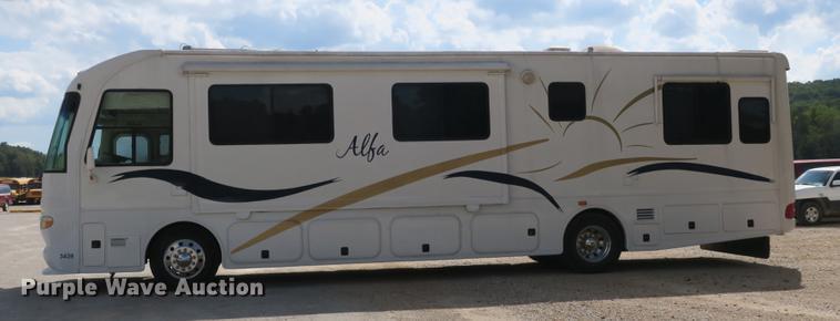 image for item DE3825 2005 Freightliner Alfa Seeya RV