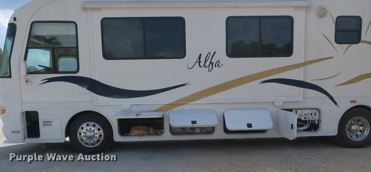 image for item DE3825 2005 Freightliner Alfa Seeya RV