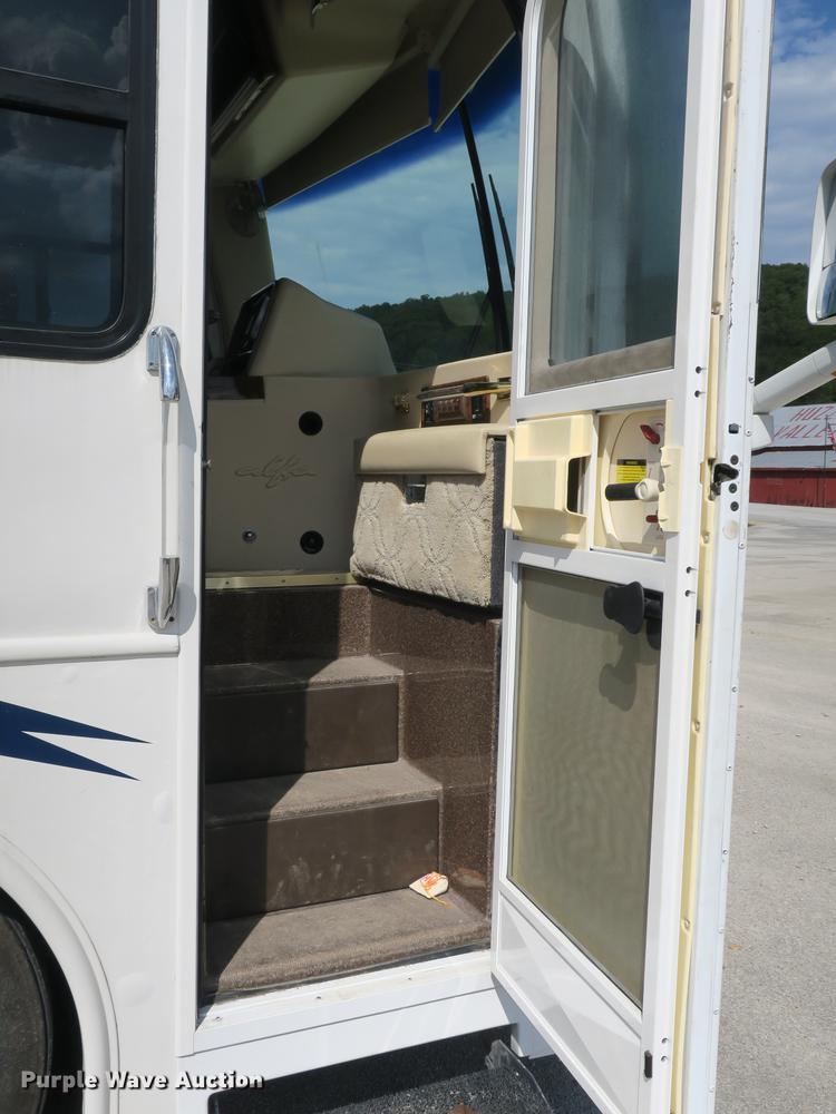 image for item DE3825 2005 Freightliner Alfa Seeya RV