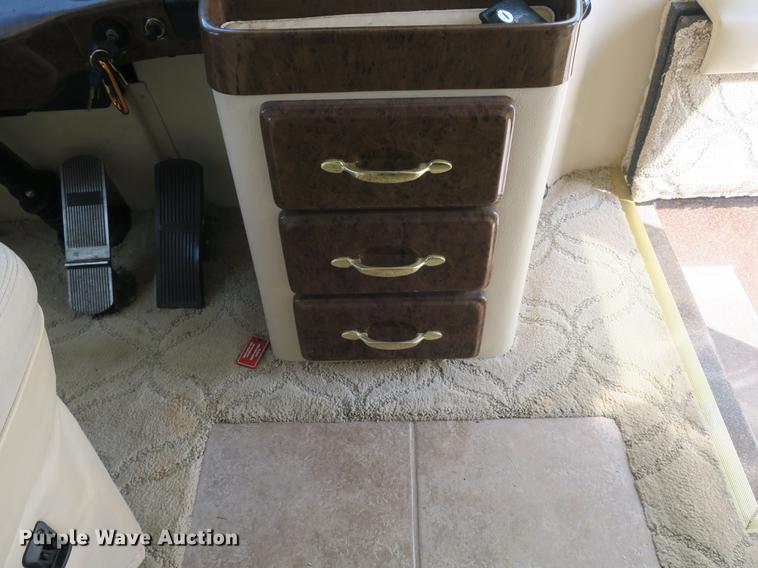 image for item DE3825 2005 Freightliner Alfa Seeya RV