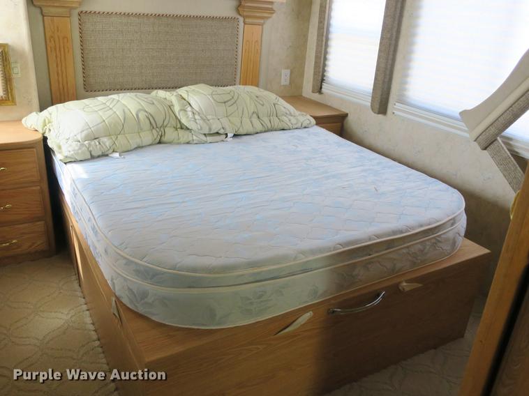 image for item DE3825 2005 Freightliner Alfa Seeya RV