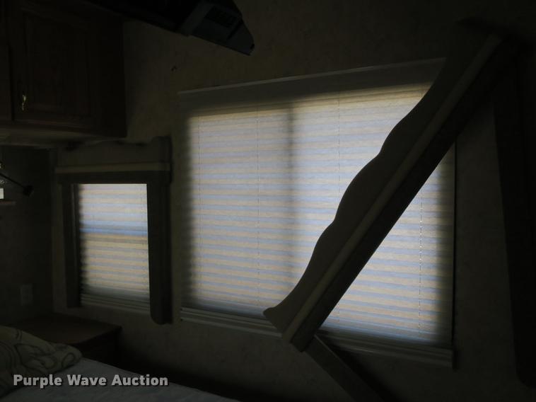 image for item DE3825 2005 Freightliner Alfa Seeya RV