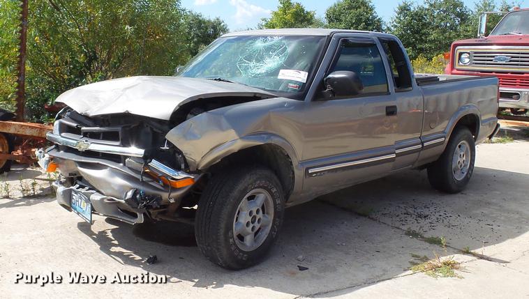 image for item DE4838 2001 Chevrolet S10 LS Ext. Cab pickup truck