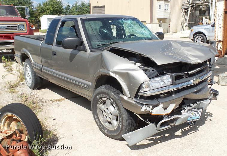 image for item DE4838 2001 Chevrolet S10 LS Ext. Cab pickup truck