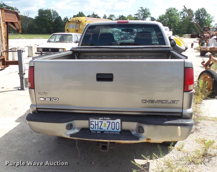 image for item DE4838 2001 Chevrolet S10 LS Ext. Cab pickup truck