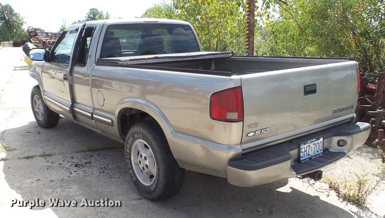 image for item DE4838 2001 Chevrolet S10 LS Ext. Cab pickup truck
