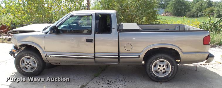 image for item DE4838 2001 Chevrolet S10 LS Ext. Cab pickup truck