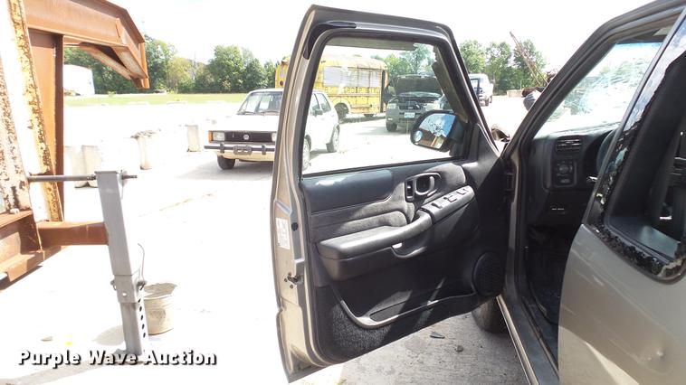image for item DE4838 2001 Chevrolet S10 LS Ext. Cab pickup truck