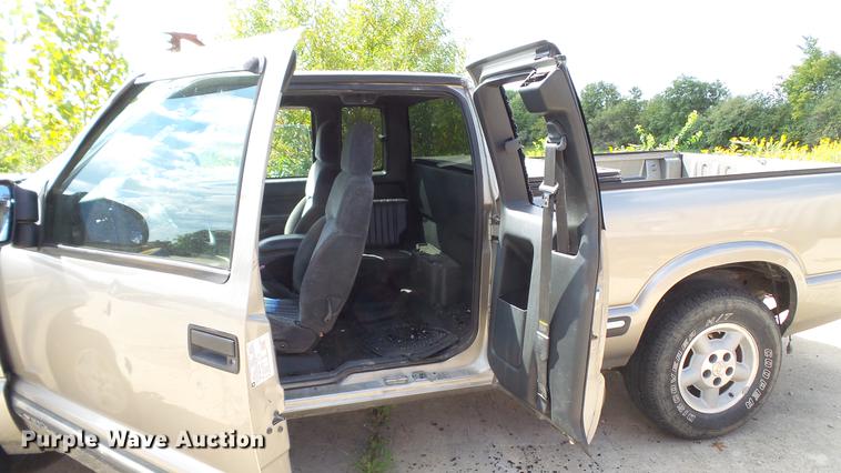 image for item DE4838 2001 Chevrolet S10 LS Ext. Cab pickup truck