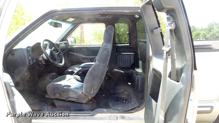 image for item DE4838 2001 Chevrolet S10 LS Ext. Cab pickup truck