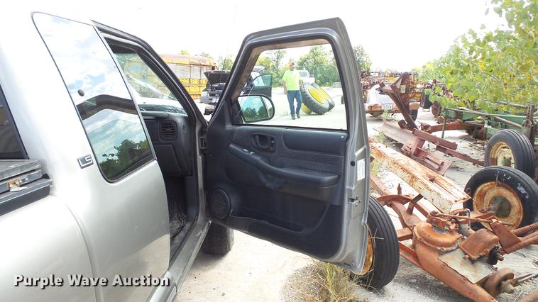 image for item DE4838 2001 Chevrolet S10 LS Ext. Cab pickup truck