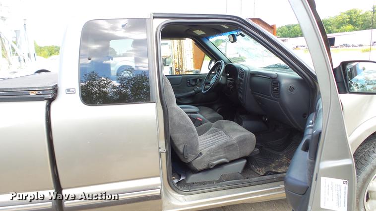 image for item DE4838 2001 Chevrolet S10 LS Ext. Cab pickup truck