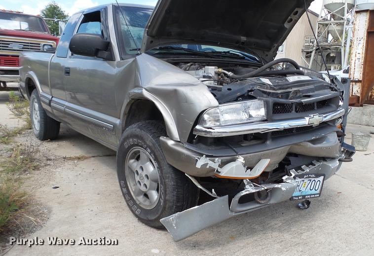 image for item DE4838 2001 Chevrolet S10 LS Ext. Cab pickup truck