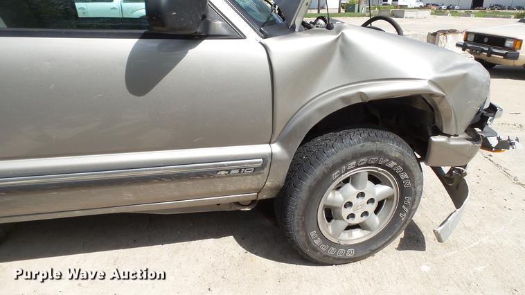 image for item DE4838 2001 Chevrolet S10 LS Ext. Cab pickup truck