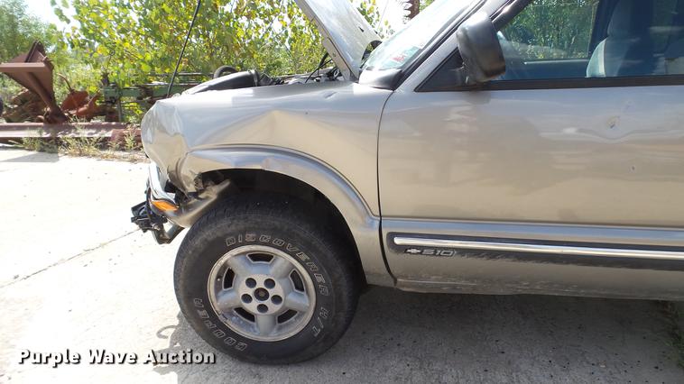 image for item DE4838 2001 Chevrolet S10 LS Ext. Cab pickup truck
