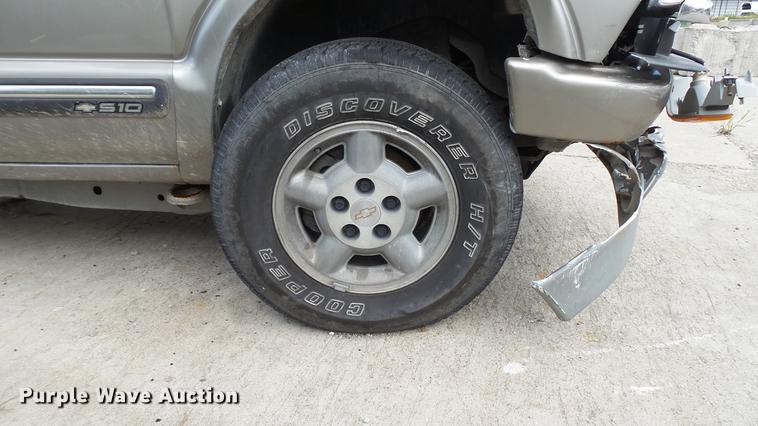 image for item DE4838 2001 Chevrolet S10 LS Ext. Cab pickup truck