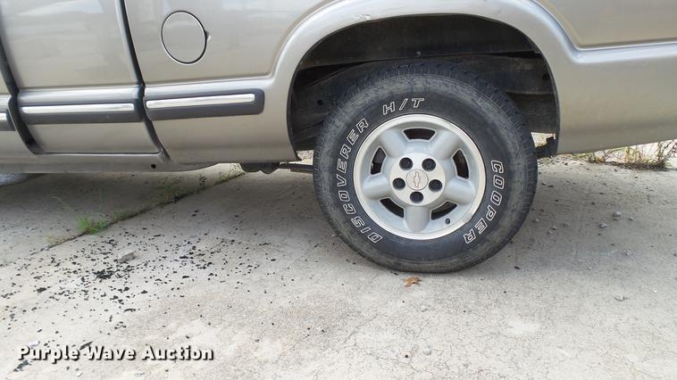 image for item DE4838 2001 Chevrolet S10 LS Ext. Cab pickup truck