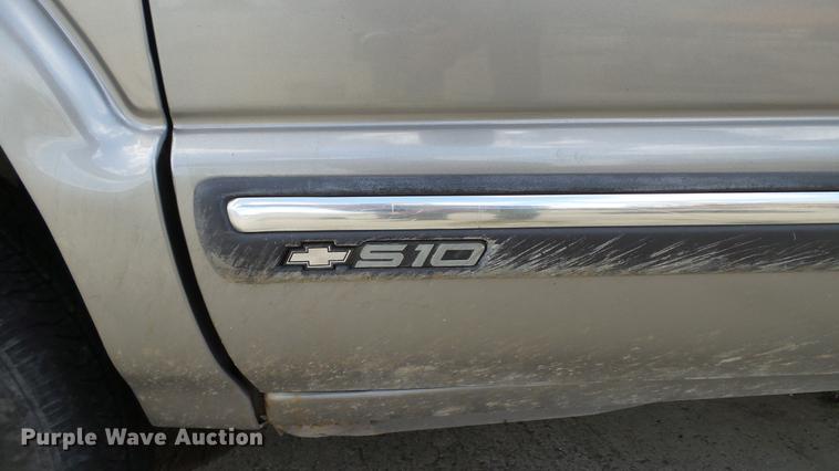 image for item DE4838 2001 Chevrolet S10 LS Ext. Cab pickup truck