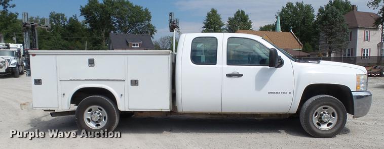 image for item DE4852 2009 Chevrolet Silverado 2500HD Ext. Cab utility bed  pickup truck