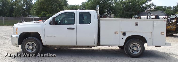image for item DE4852 2009 Chevrolet Silverado 2500HD Ext. Cab utility bed  pickup truck