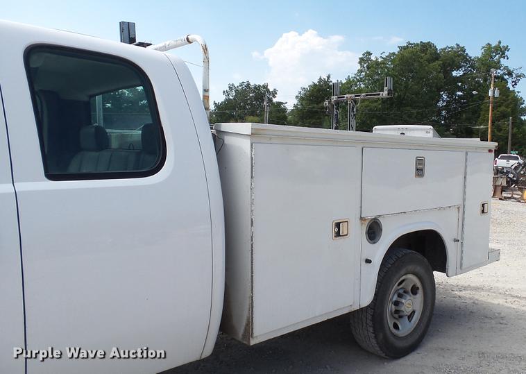 image for item DE4852 2009 Chevrolet Silverado 2500HD Ext. Cab utility bed  pickup truck